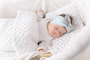 Чем укрывать малыша и какой размер одеяла необходим для новорожденного в кроватку